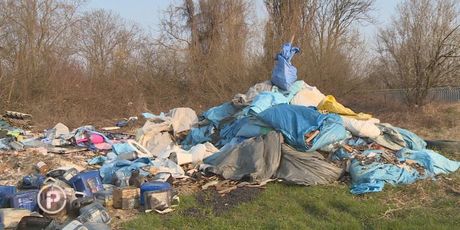 Na gradskom zemljištu u zagrebačkom naselju Savica niknulo je ilegalno odlagalište otpada (Foto: Dnevnik.hr) - 3