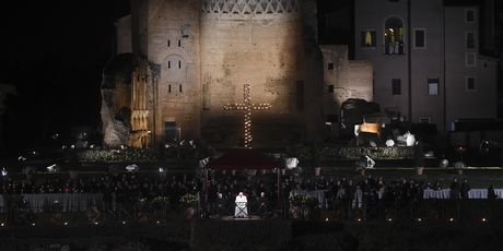 Papa Franjo predvodio Križni put (Foto: AFP) - 4