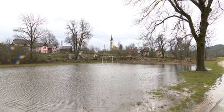 Kosinj i dalje poplavljen (Foto: Dnevnik.hr) - 1