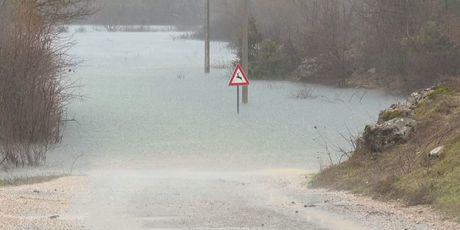 Kosinj i dalje poplavljen (Foto: Dnevnik.hr) - 4