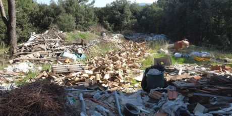 Hrđave olupine i gomila smeća na Starogradskom polju (Foto: Romeo Ibrišević) - 1