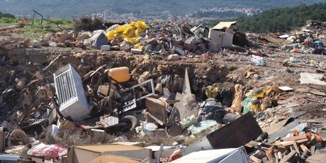 Hrđave olupine i gomila smeća na Starogradskom polju (Foto: Romeo Ibrišević) - 3