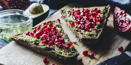 Tost s namazom od avokada i narom