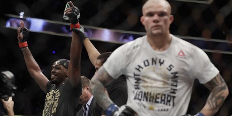 Jones prvak, Smith odlazi iz kaveza (Foto: AFP)