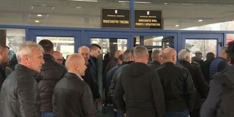 Prijevoznici ispred Ministarstva (Foto: Dnevnik.hr)