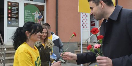 Bernardić u Gospiću dijelio ruže (Foto: Facebook)