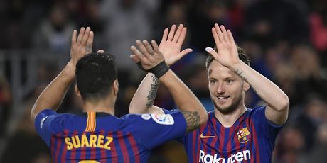 Rakitić i Suarez slave pogodak (Foto: AFP)