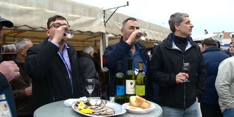 Gosti piju uz jelo od kamenica (Foto: Dnevnik.hr)