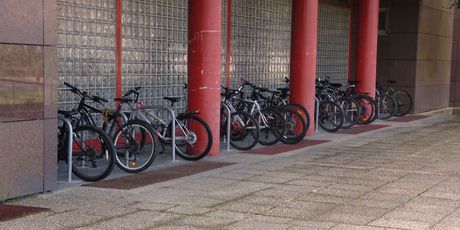 Bicikli ispred prve gimnazije (Foto: Dnevnik.hr)