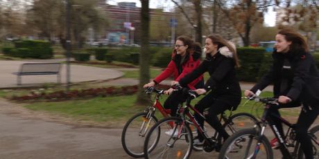 Srednjoškolke se voze biciklom u školu (Foto: Dnevnik.hr)