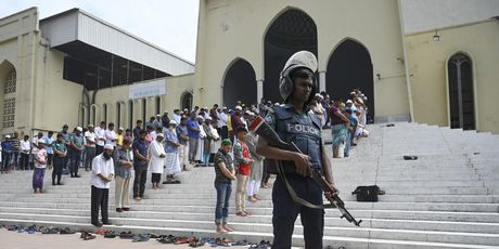 Vojnici sada čuvaju džamije (Foto: AFP)