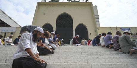 Ispred džamija održavaju se molitvena bdijenja za žrtve (Foto: AFP)