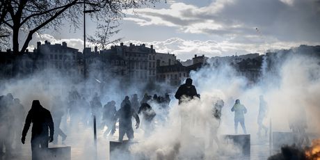 Sukobi Žutih prsluka i policije u Parizu, ilustracija