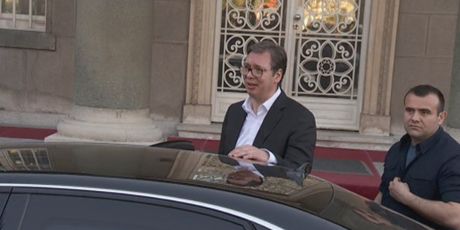 Vučić izlazi iz zgrade Predsjedništva (Foto: Dnevnik.hr)