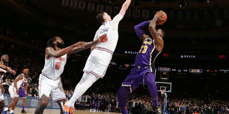 Mario Hezonja blokira LeBrona Jamesa (Foto: AFP)