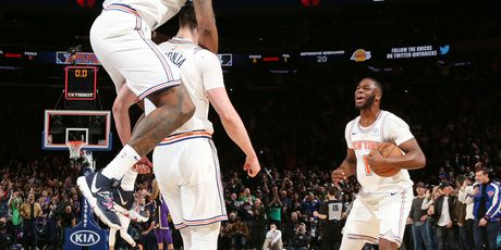 Mario Hezonja nakon blokade LeBronu Jamesu (Foto: AFP)