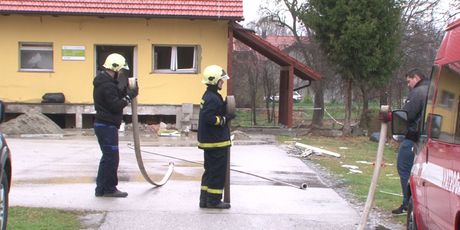 Vatrogasci ispred kuća u Donjem Vidovcu gdje se dogodila eksplozija (Foto: Dnevnik.hr)