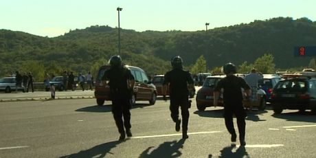 Specijalci trče prema uhićenima (Foto: Dnevnik.hr)