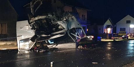 Teška prometna nesreća kod Nove Gradiške (Foto: Radiong.hr) - 9