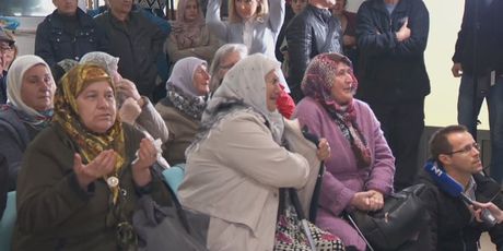 Obitelji žrtava u suzama nakon objave konačne presude Radovanu Karadžiću (Foto: DNEVNIK.hr) - 2