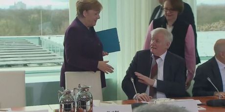 Merkel ostala bez rukovanja