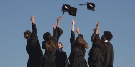 Bacanje kapa u zrak nakon proslave diplomiranja