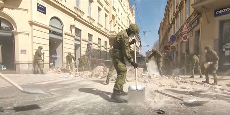 Vojnici čiste ulice Zagreba nakon potresa
