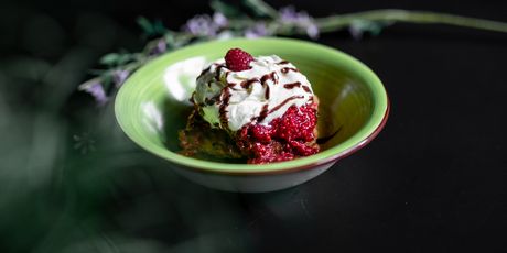 Boxty s umakom od malina, šlagom i čokoladom
