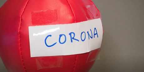 Lopta s natpisom Corona
