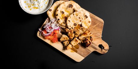 Sočni pileći souvlaki u umaku tzatziki i pita lepinji - 7