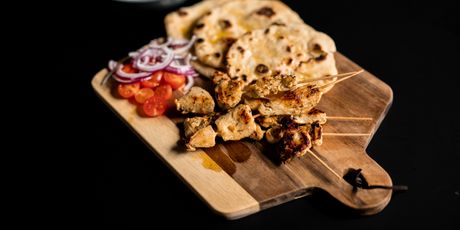 Sočni pileći souvlaki u umaku tzatziki i pita lepinji - 8