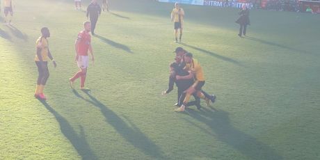 Navijač utrčao na teren