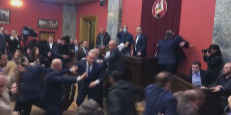 Tučnjava u gruzijskom parlamentu - 1
