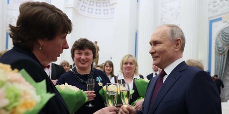 Vladimir Putin dijeli cvijeće povodom Dana žena - 4