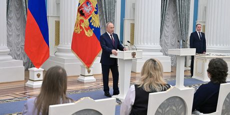 Vladimir Putin dijeli cvijeće povodom Dana žena - 5