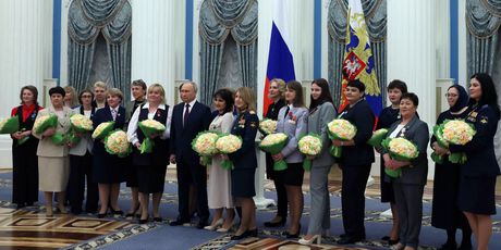 Vladimir Putin dijeli cvijeće povodom Dana žena - 6