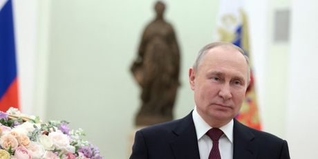 Vladimir Putin dijeli cvijeće povodom Dana žena - 7