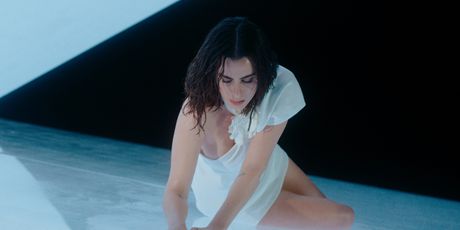 Nika Turković u spotu ''Sam(a)'' - 8