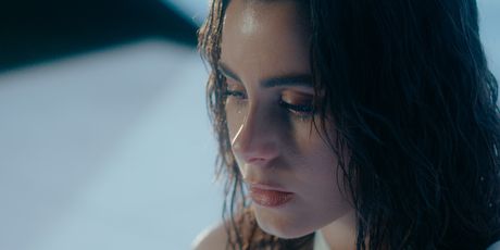 Nika Turković u spotu ''Sam(a)'' - 9