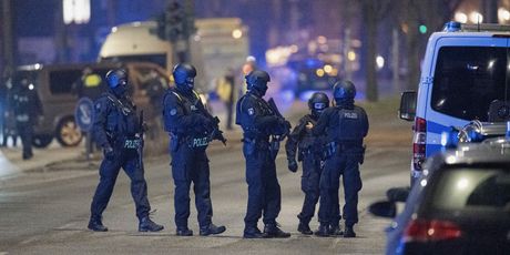 Policija na ulici u Hamburgu nakon pucnjave u centru Jehovinih svjedoka