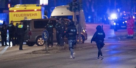Policija na ulici u Hamburgu nakon pucnjave u centru Jehovinih svjedoka - 5