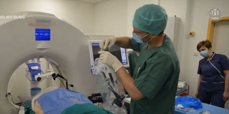 Operacija pomoću robotske ruke - 1