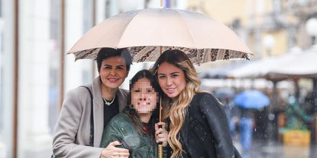 Anica Kovač sa kćerima Leticijom i Viktorijom - 2
