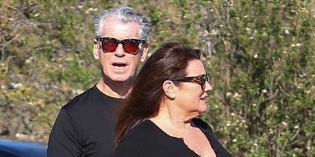 Pierce Brosnan i Keely Shaye Smith