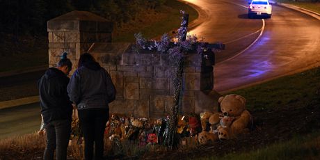 Cvijeće i plišani medvjedići za žrtve napada u Nashvilleu