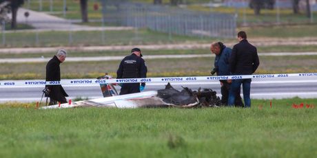Dvoje ljudi poginulo u padu malog privatnog aviona - 30