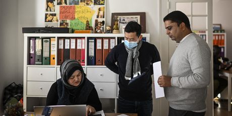 Yassir Anwar iz Pakistana, razgovara sa svojim kolegama u Udruzi solidarnosti migranata, gdje radi