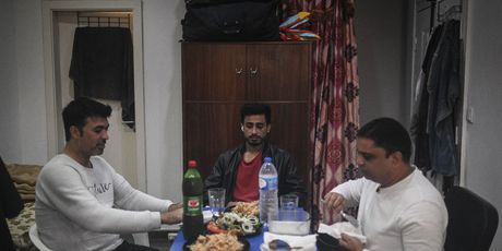 Yassir Anwar iz Pakistana, dijeli svoj obrok s cimerima u njihovu unajmljenom stanu u Lisabonu