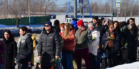 Stotine okupljenih na grobu Alekseja Navaljnog