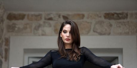 Mirna Mihelčić u spotu za pjesmu Marka Škugora